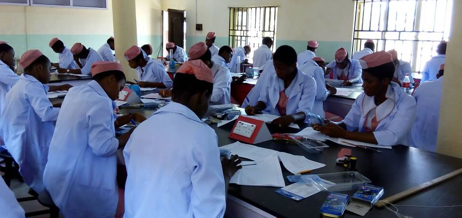 SKGSS students at the physics laboratory